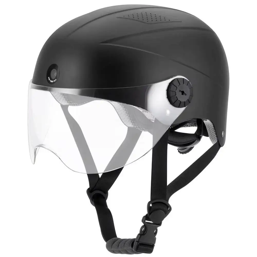 Homme et femme portant le casque intelligent pour le cyclisme