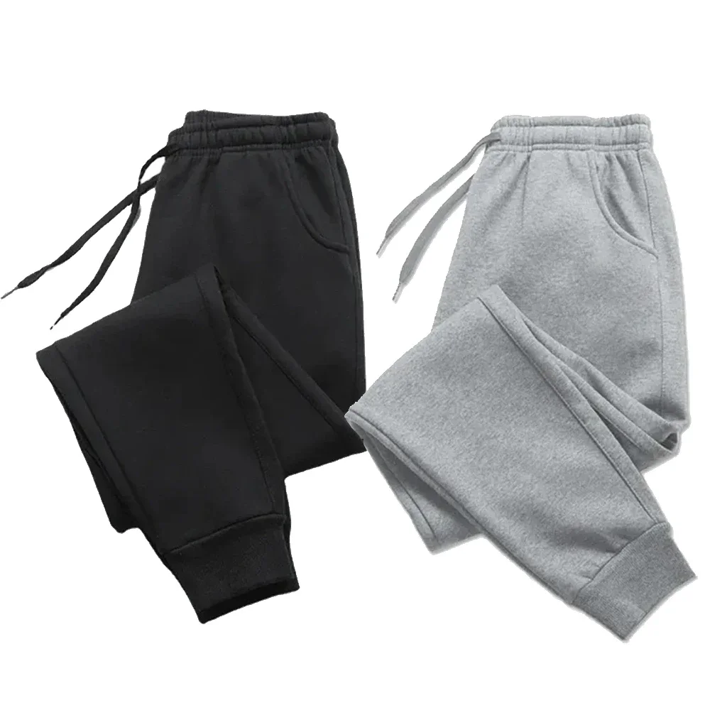 Homme portant un pantalon jogging molleton, confort intérieur