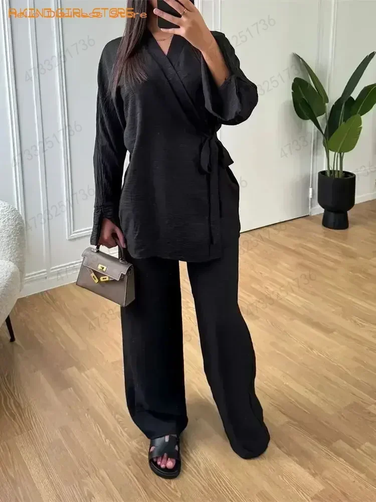 Modèle portant l'Abaya Dubaï 2 pièces