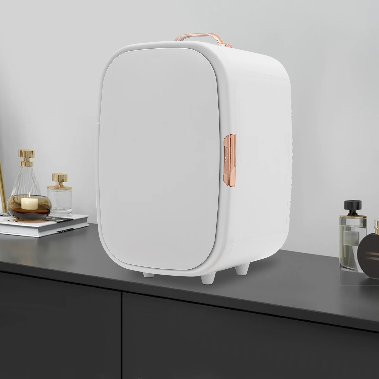 Intérieur organisé d'un mini frigo beauté avec compartiments