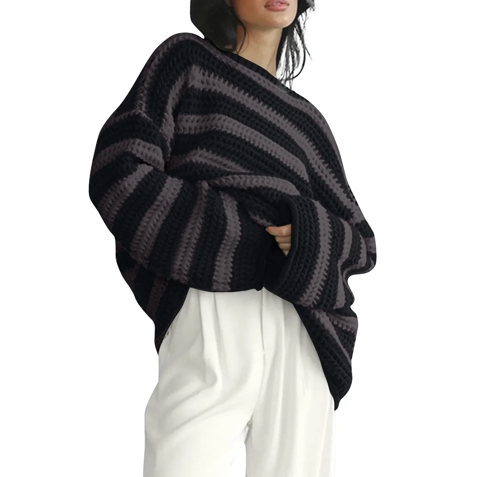 Femme portant un pull cropped oversize rayé style coréen