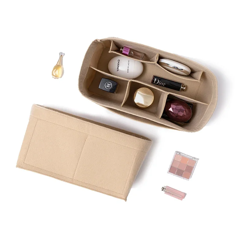 Gros plan sur les poches intérieures de l'organisateur en feutre