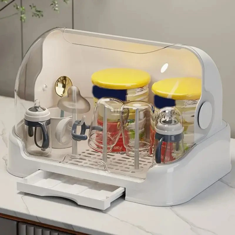 Divers accessoires de bébé séchant sur le support