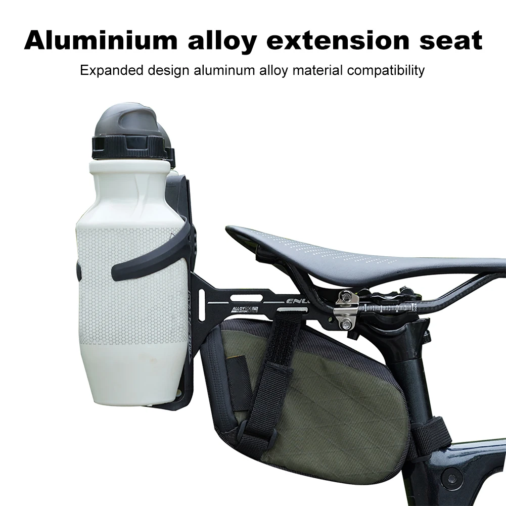 Cycliste avec deux bidons d'eau fixés sur la selle grâce au support