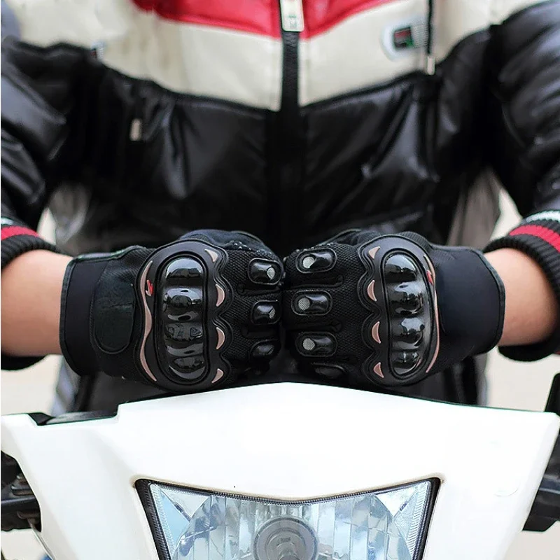 Vue rapprochée des protections sur les gants de motard