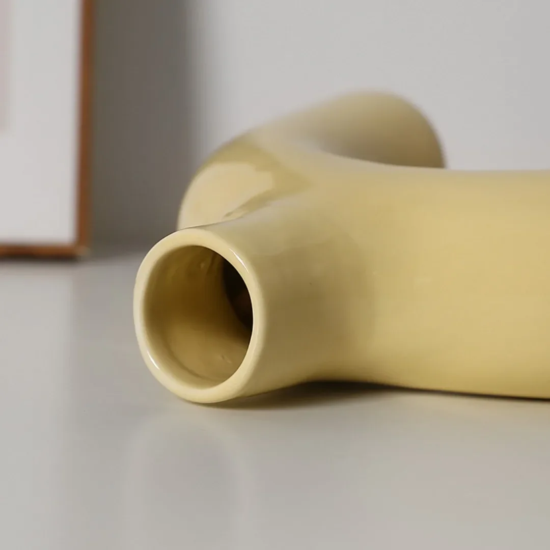 Vue d'ensemble du vase design nordique dans un intérieur moderne