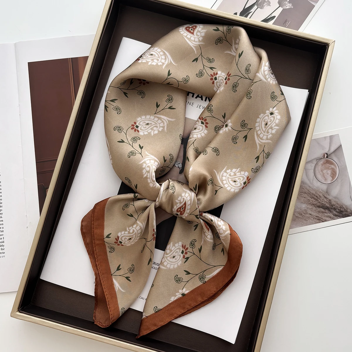 Foulard géométrique aux couleurs vives et élégantes