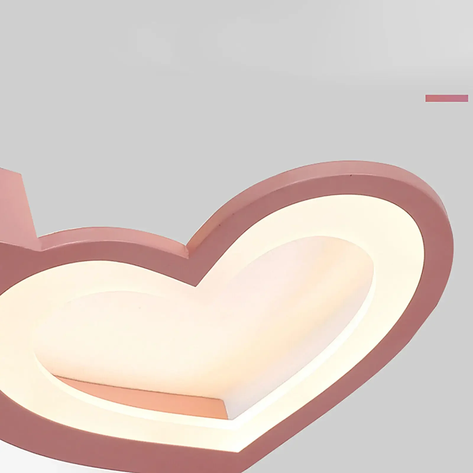 Ambiance cosy créée par le plafonnier LED cœur dans une chambre d'enfant