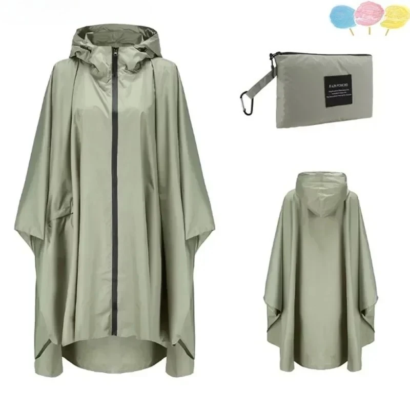 Personne portant le poncho lors d'une activité outdoor