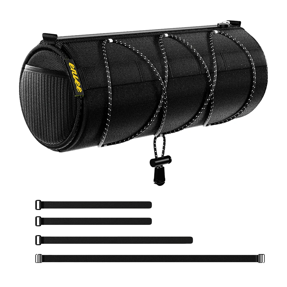 Cycliste utilisant la sacoche vélo comme sac à bandoulière après une sortie