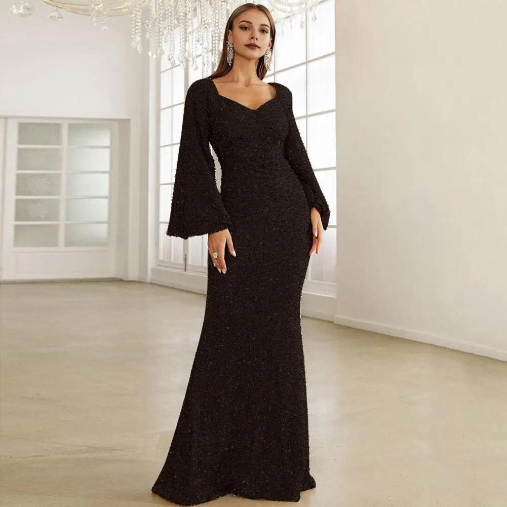 Détail des manches cloche et du décolleté en V de la robe