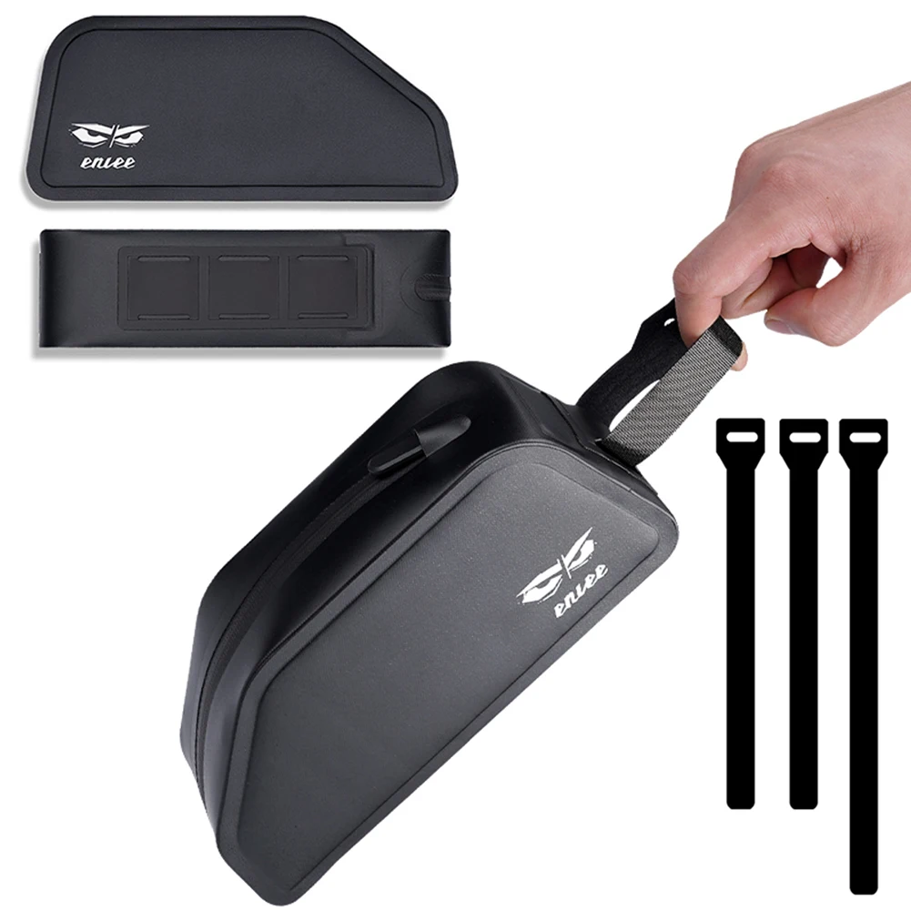 Cycliste utilisant le sac de cadre vélo avec un smartphone