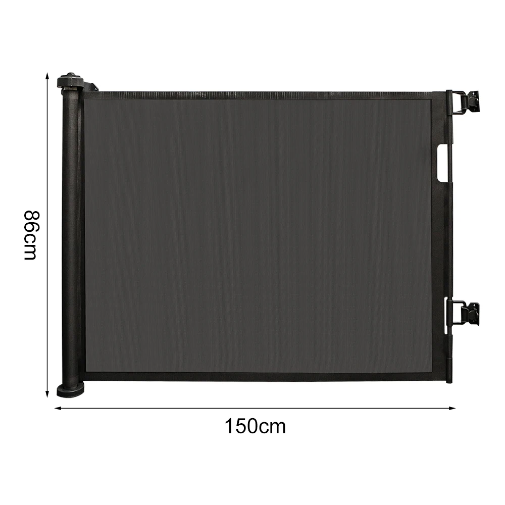 Enfant souriant derrière une barrière de sécurité à la maison