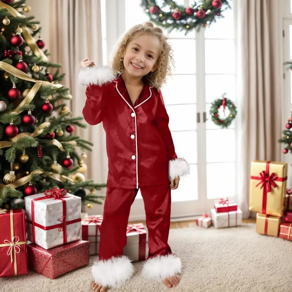 Enfant en pyjama costume de Père Noël pour Noël
