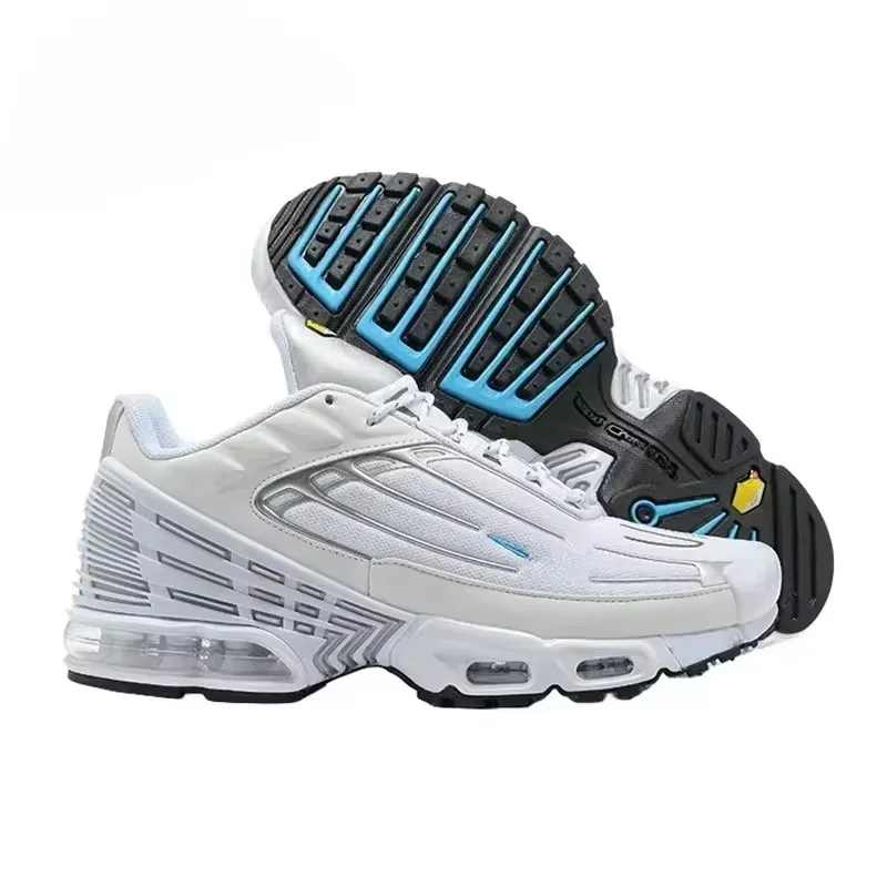 Personne courant avec les sneakers TN PLUS 3