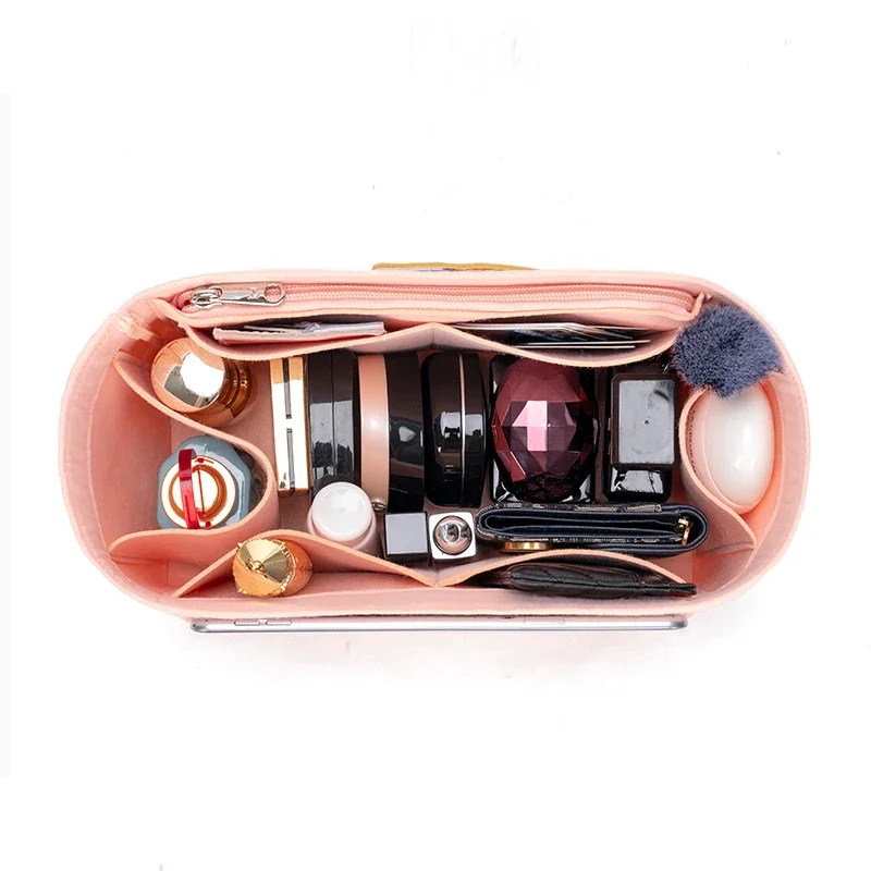 Organisateur de sac en feutre rempli de produits cosmétiques