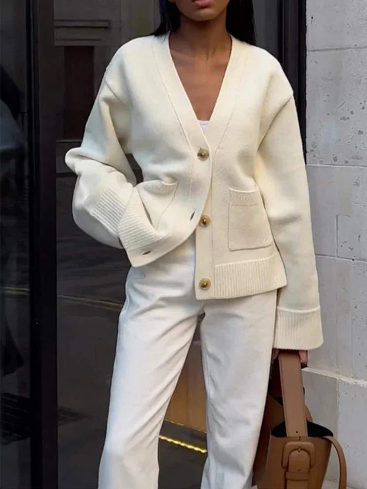 Gros plan sur le tissu tricoté et les boutons du cardigan