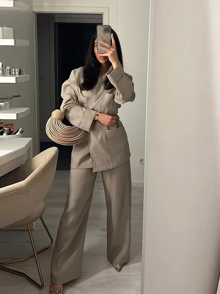 Modèle portant un ensemble blazer et pantalon à jambe large élégant