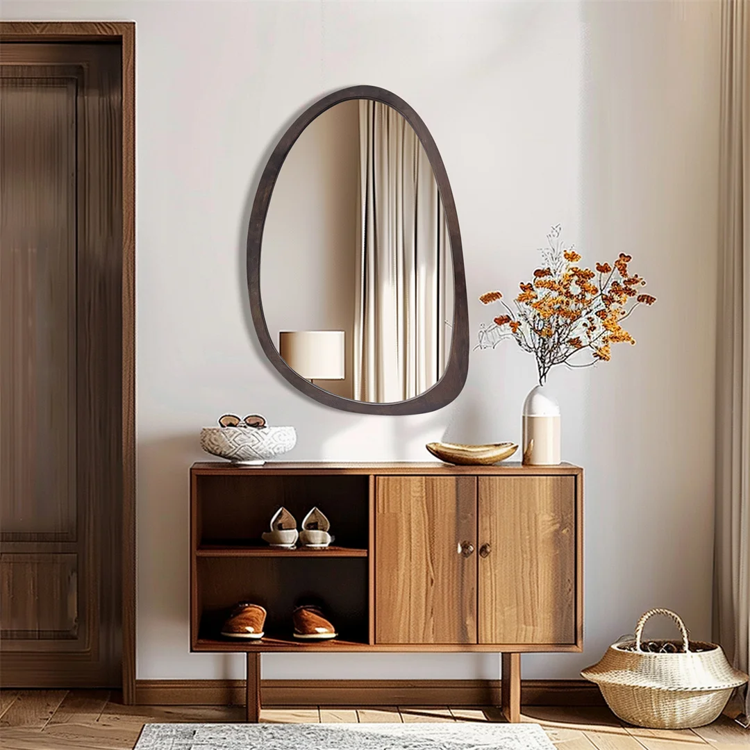 Miroir mural asymétrique avec cadre en bois de noyer noir dans un salon moderne