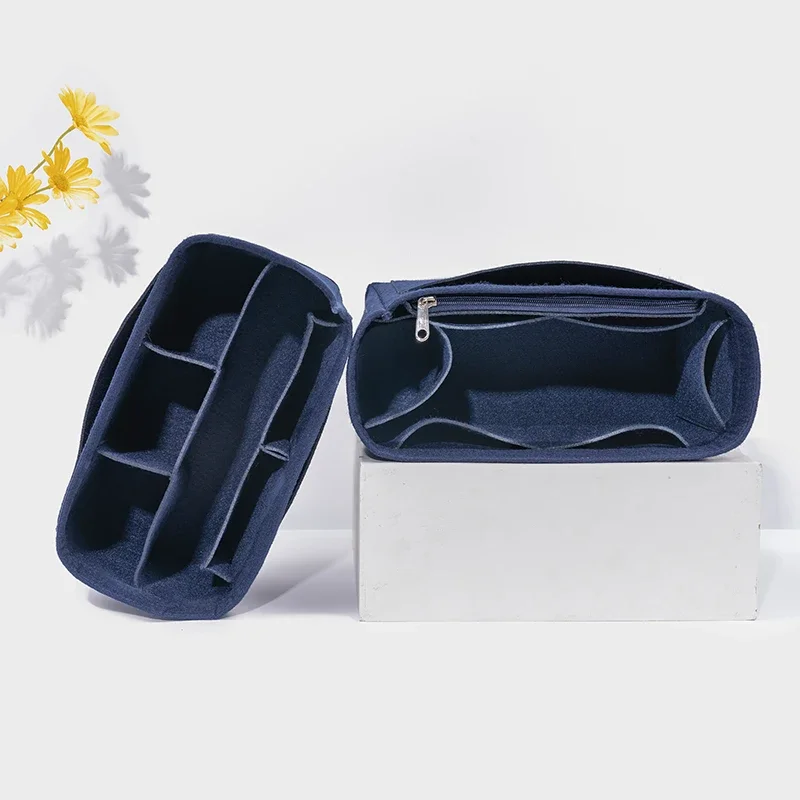 Femme transférant l'organisateur de sac d'un sac à un autre