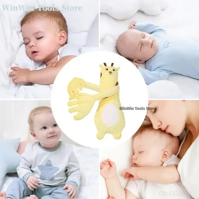 Bébé dormant paisiblement sur le doudou oreiller apaisant
