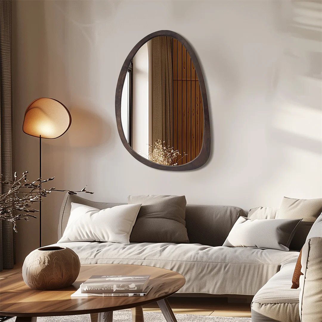 Miroir asymétrique accroché verticalement dans une entrée, avec des plantes