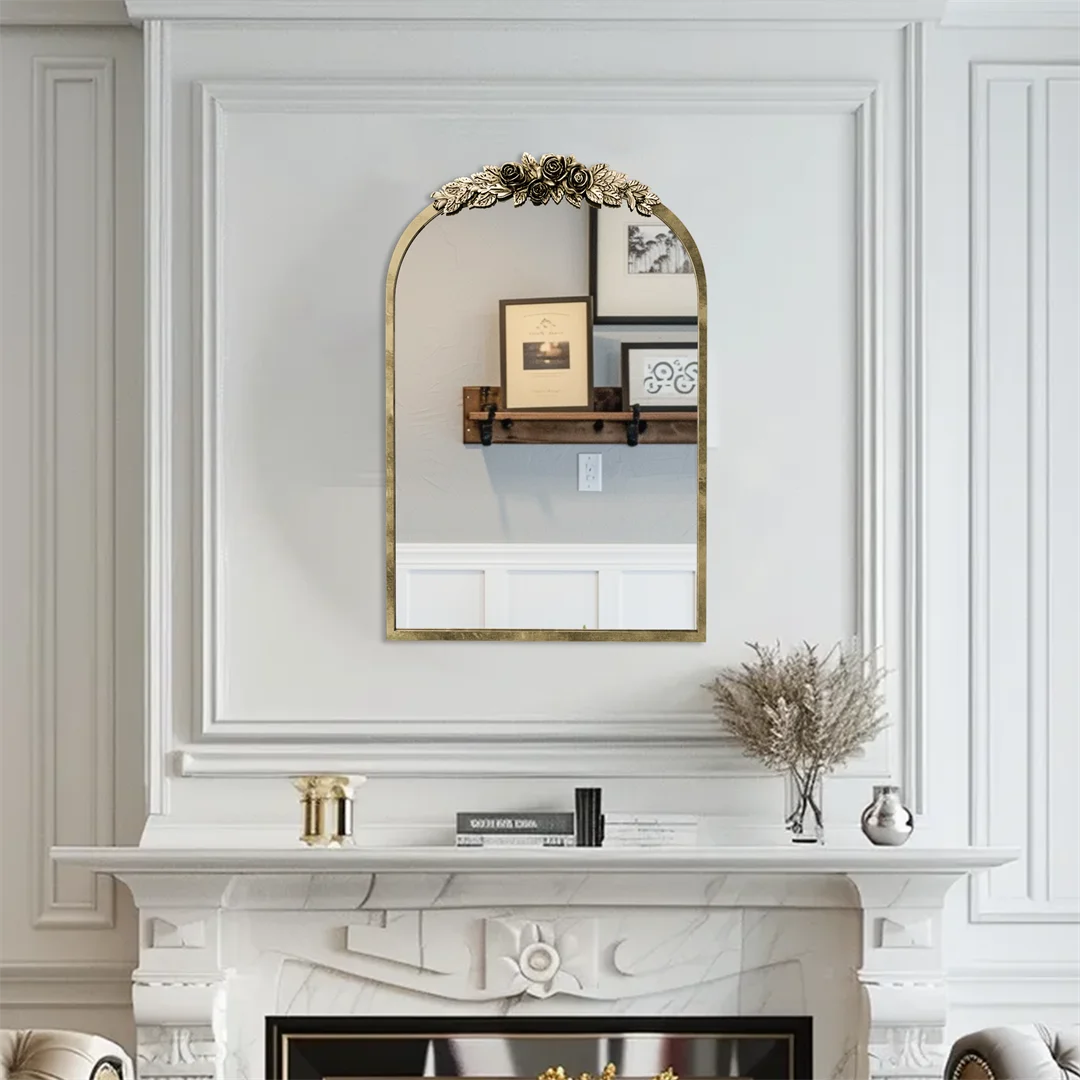 Miroir mural baroque doré dans un salon