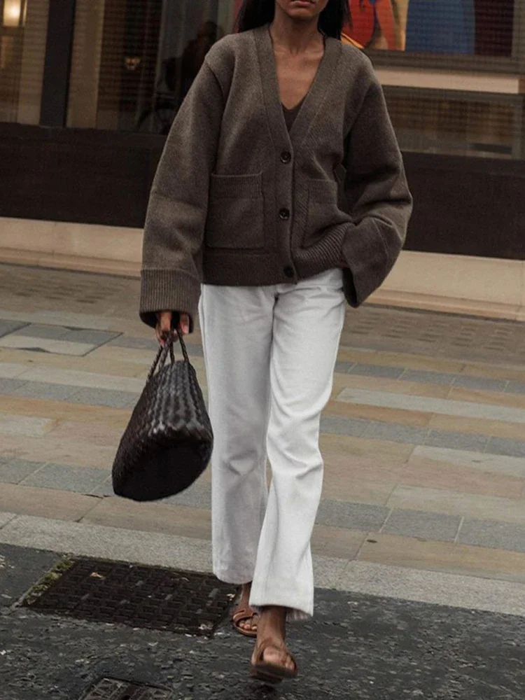 Vue de côté d'une femme en cardigan court tricoté