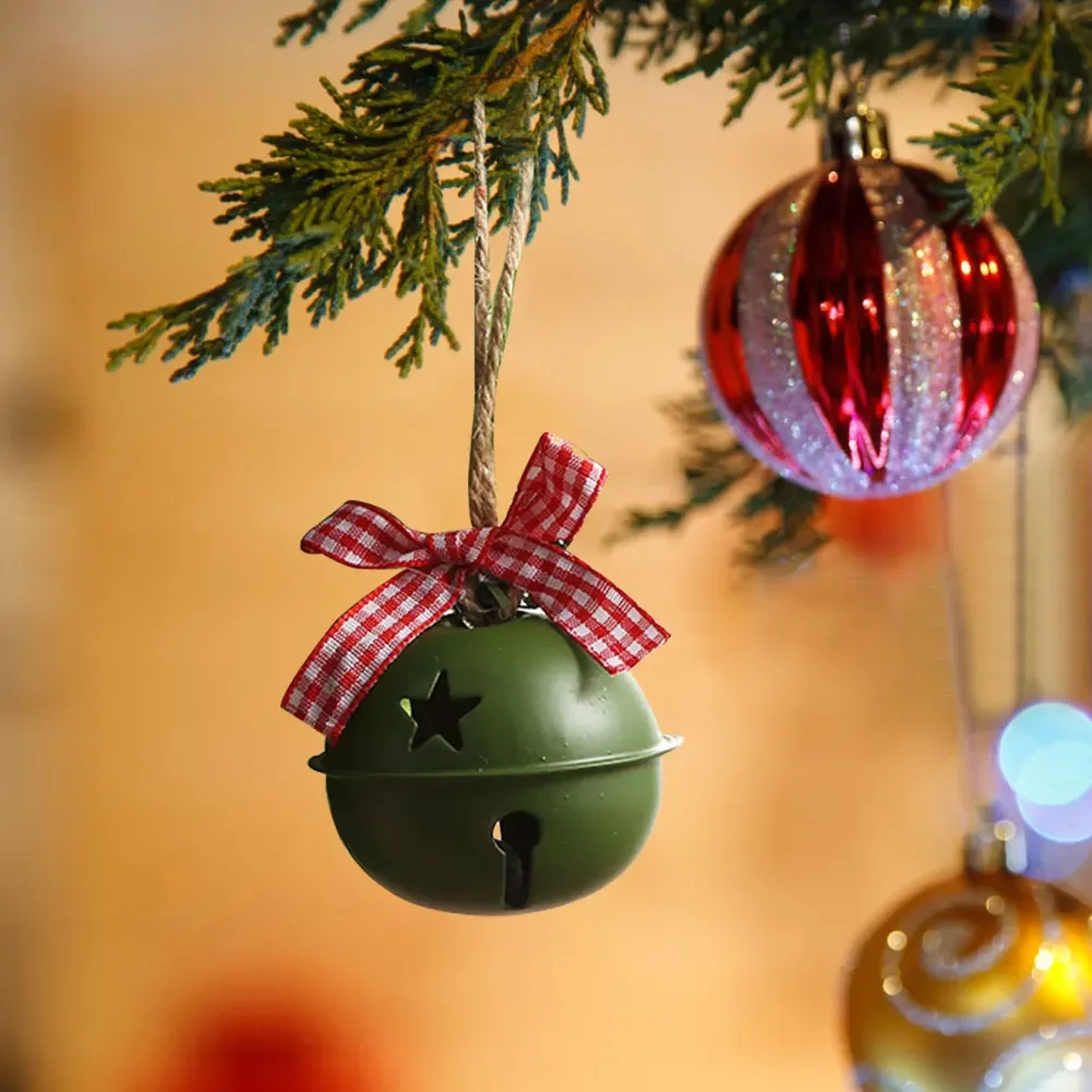 Vue rapprochée d'une cloche de Noël Jingle Bell avec une texture métallique rustique