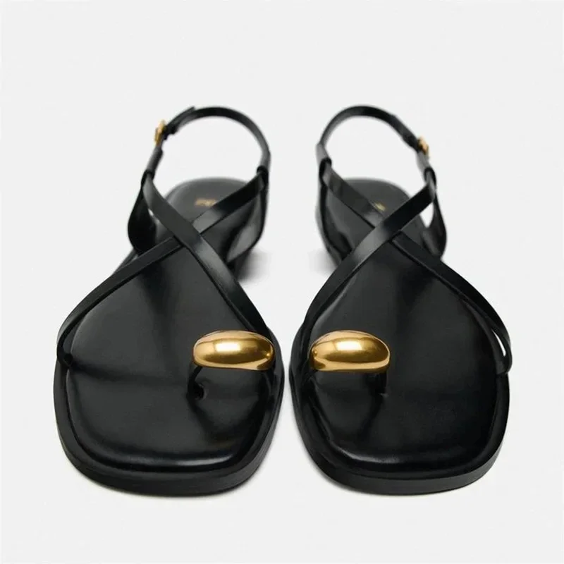 Détail de la sangle à boucle ajustable des sandales Traf