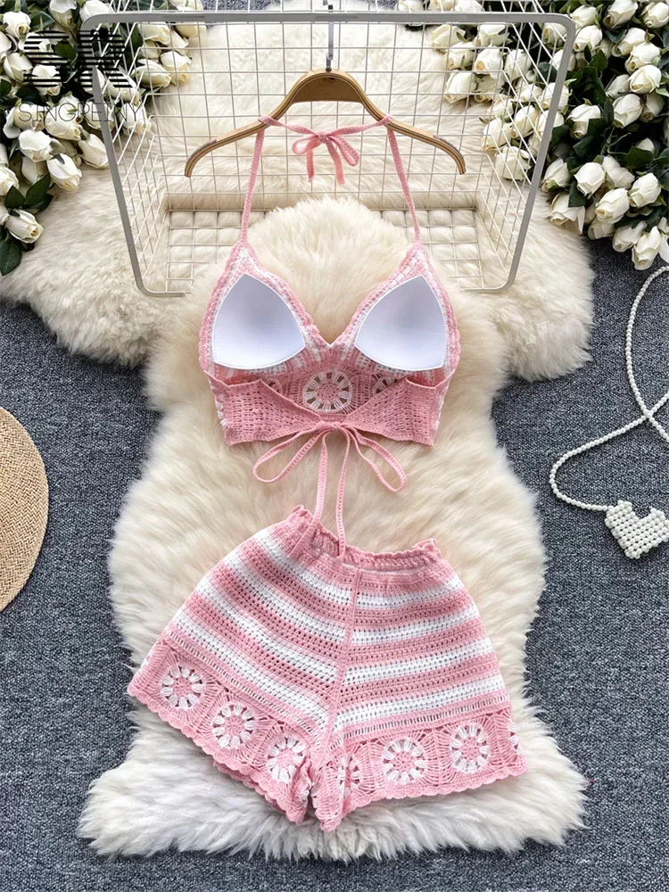 Ensemble tricot femme halter short en situation décontractée