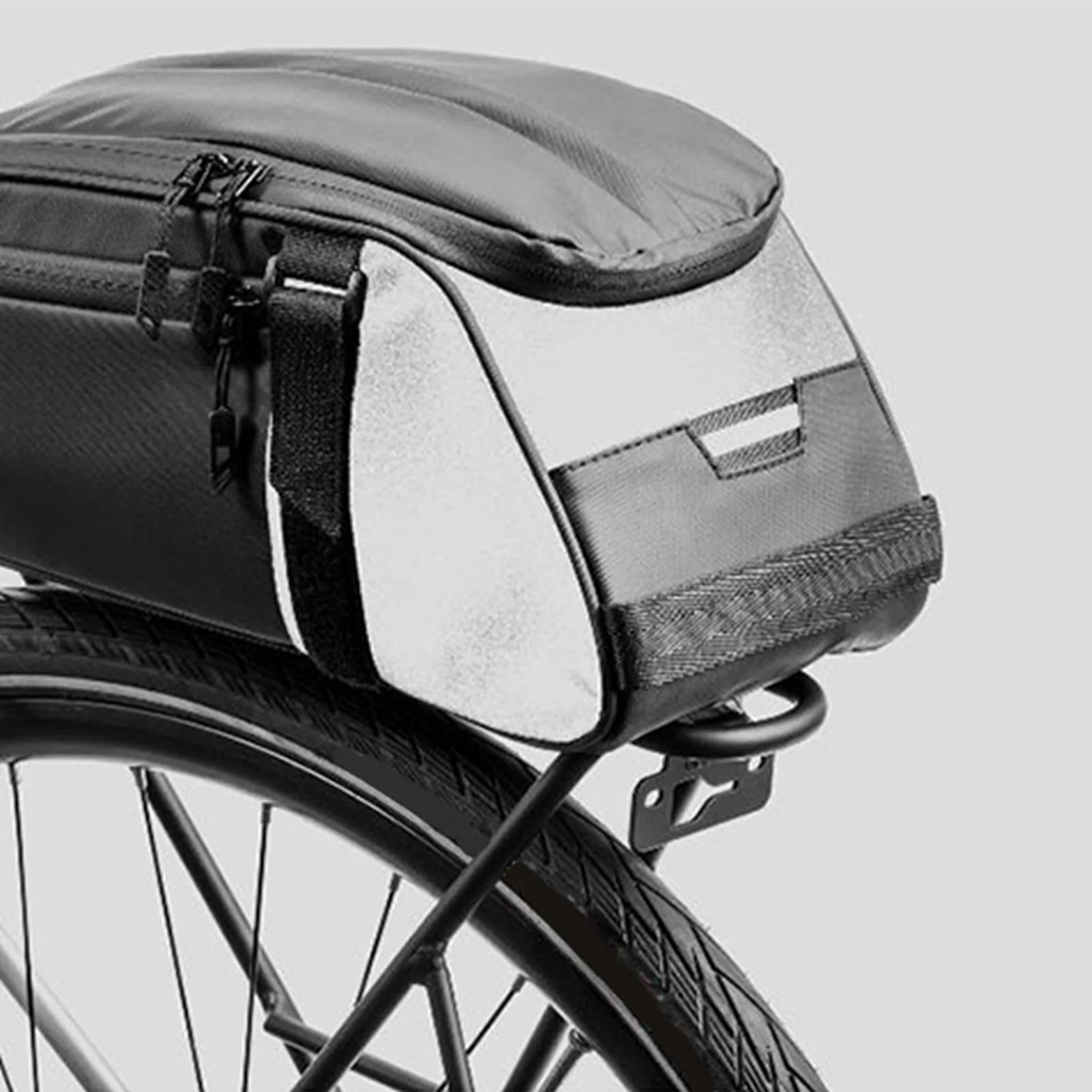 Sacoche vélo vue de profil sur un porte-bagages