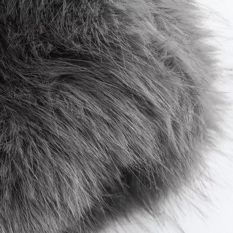 Veste courte en fausse fourrure portée avec style casual chic