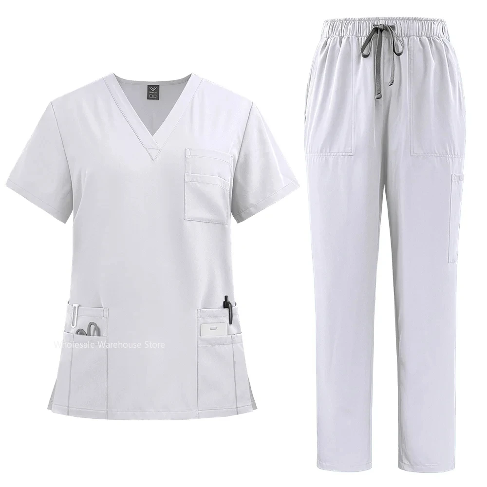 Détail des poches fonctionnelles sur le pantalon de scrub