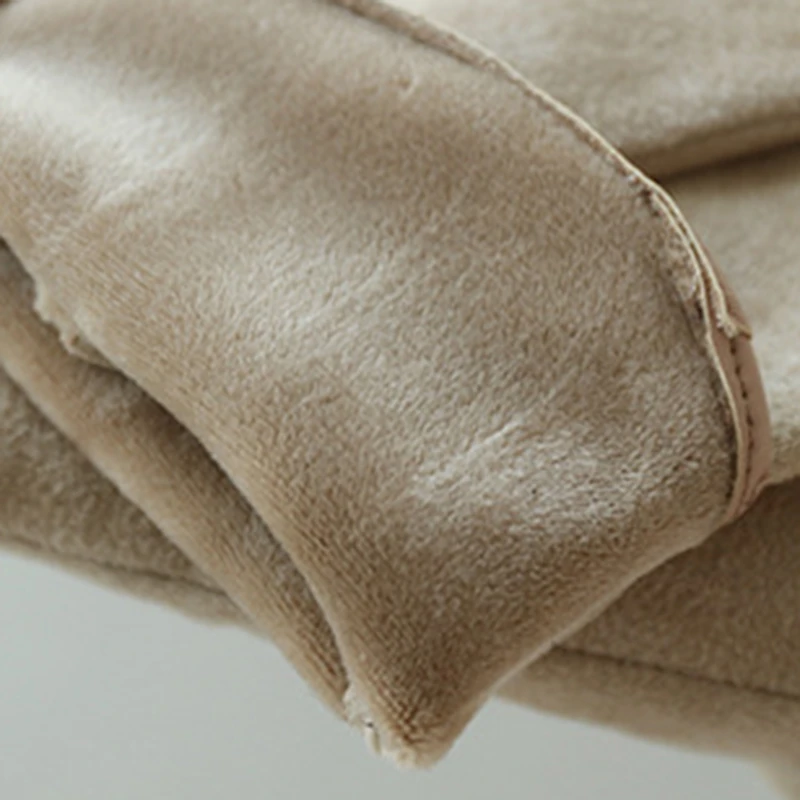 Détail de la matière suédée des gants femme