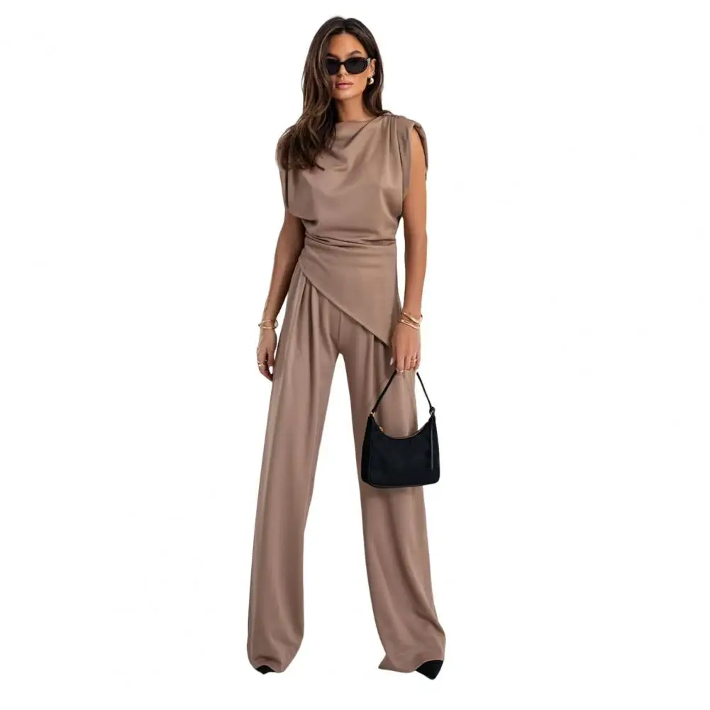 Femme marchant à l'extérieur, montrant le mouvement fluide du pantalon large de l'ensemble