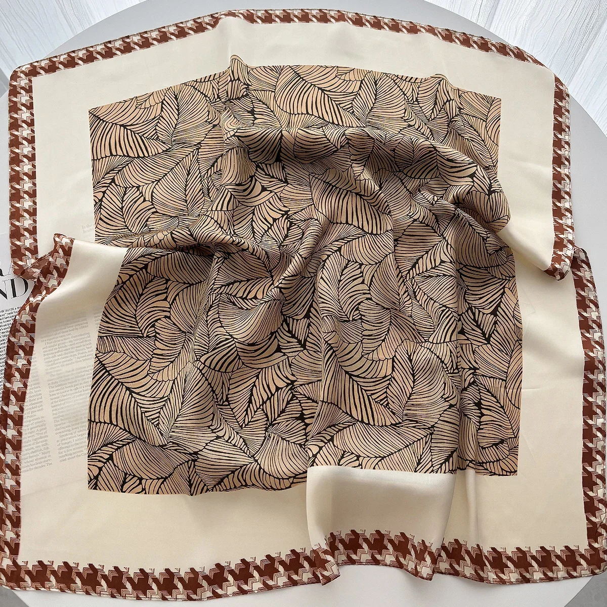 Femme portant le foulard satiné avec un motif géométrique