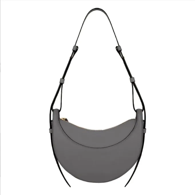 Vue de face du sac à main en forme de croissant avec sa anse