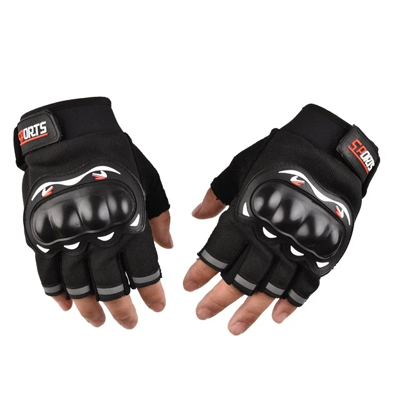 Homme ajustant ses gants de moto pour la conduite