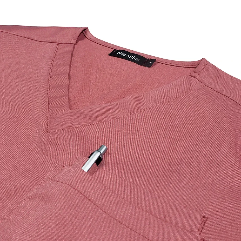 Médecin homme portant un ensemble de scrubs avec poches fonctionnelles