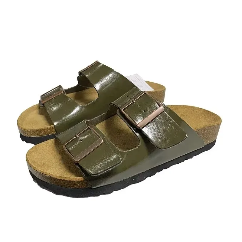 Les sandales portées en extérieur avec un look décontracté