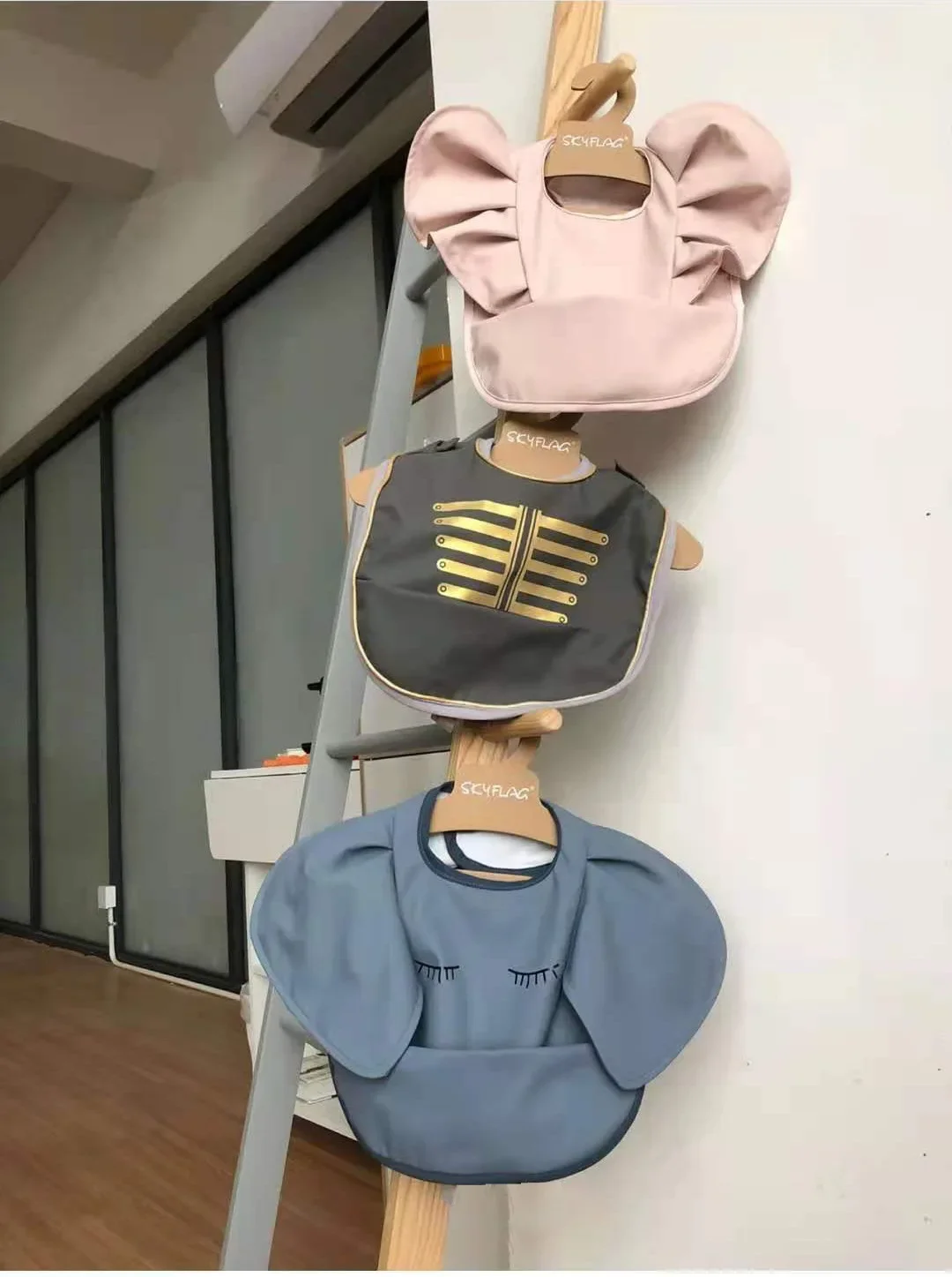 Bavoir bébé avec grande poche de récupération des aliments