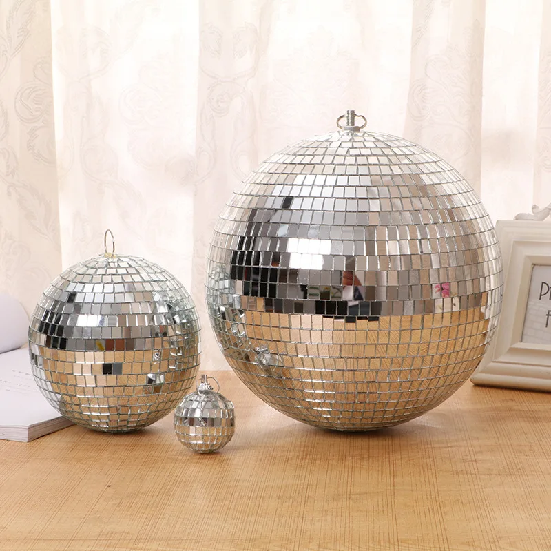 Boule disco miroir suspendue dans une salle de fête