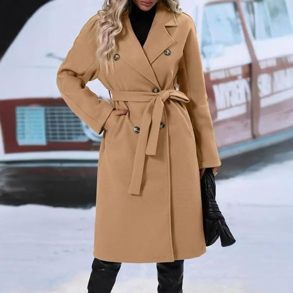 Femme marchant avec un trench coat élégant beige