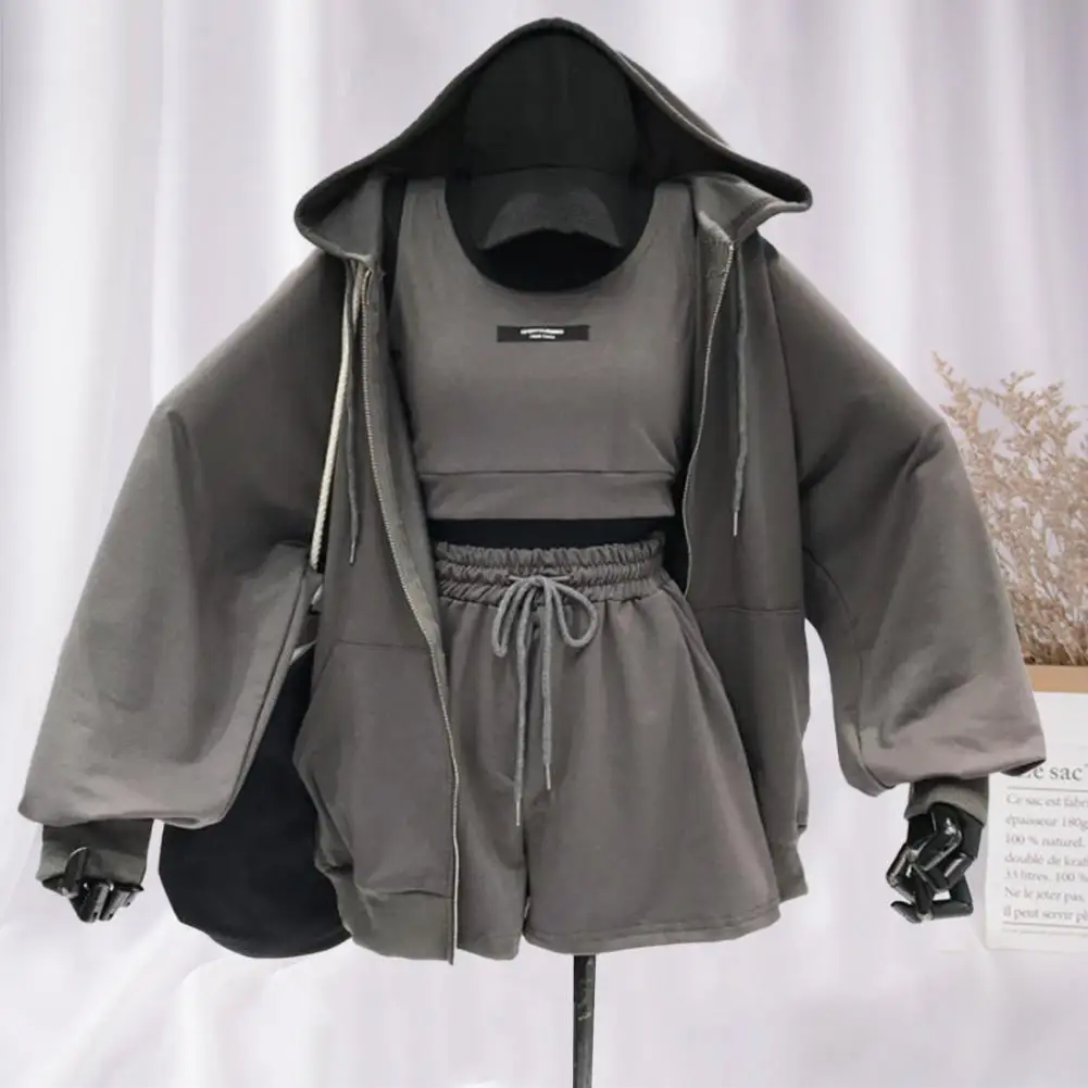 Tenue décontractée femme avec hoodie et short