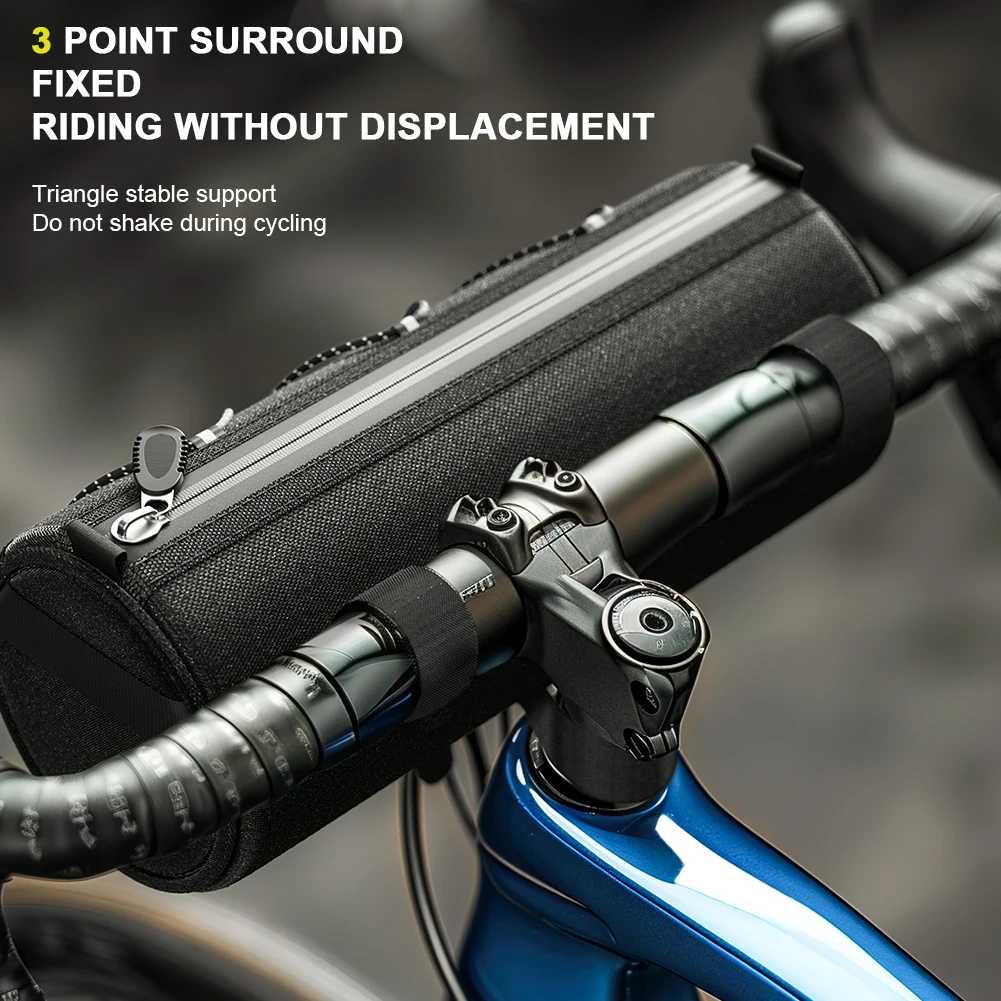 Sacoche vélo ouverte sur un vélo, montrant son volume de 2.2L