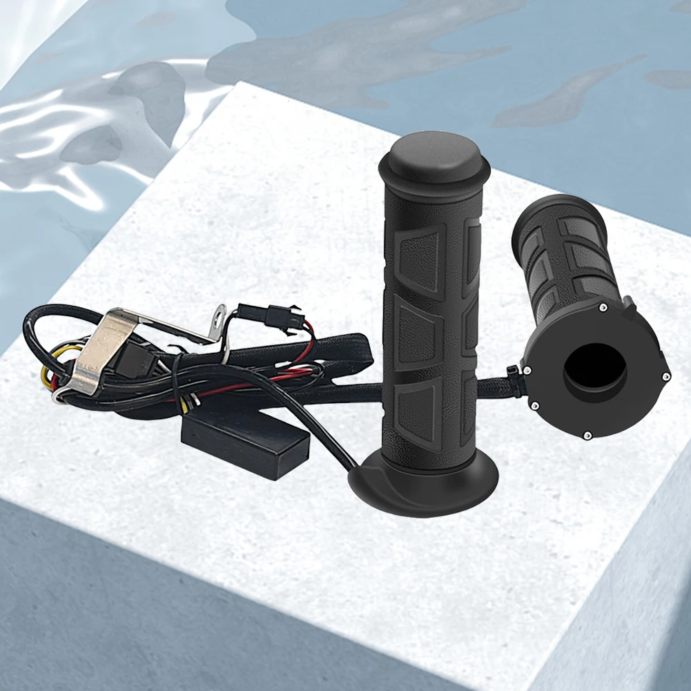 Vue des poignées chauffantes installées sur un guidon de moto