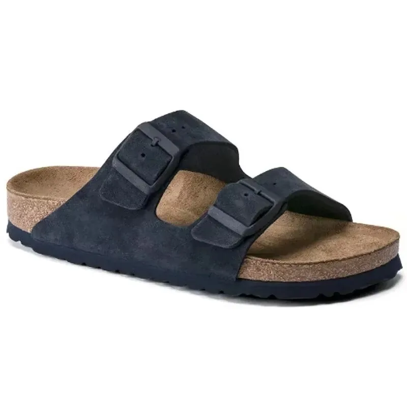 Gros plan sur la texture du cuir et la semelle des mules