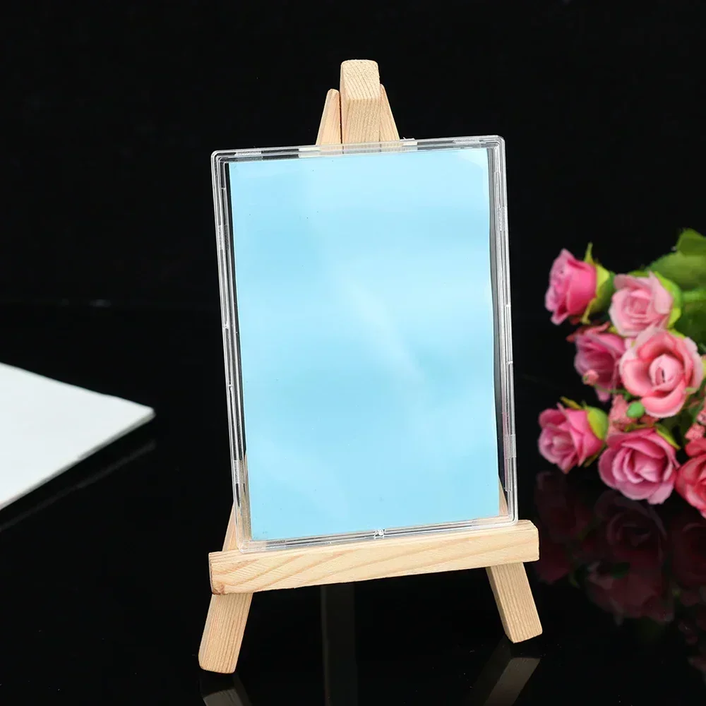 Plusieurs présentoirs acryliques alignés