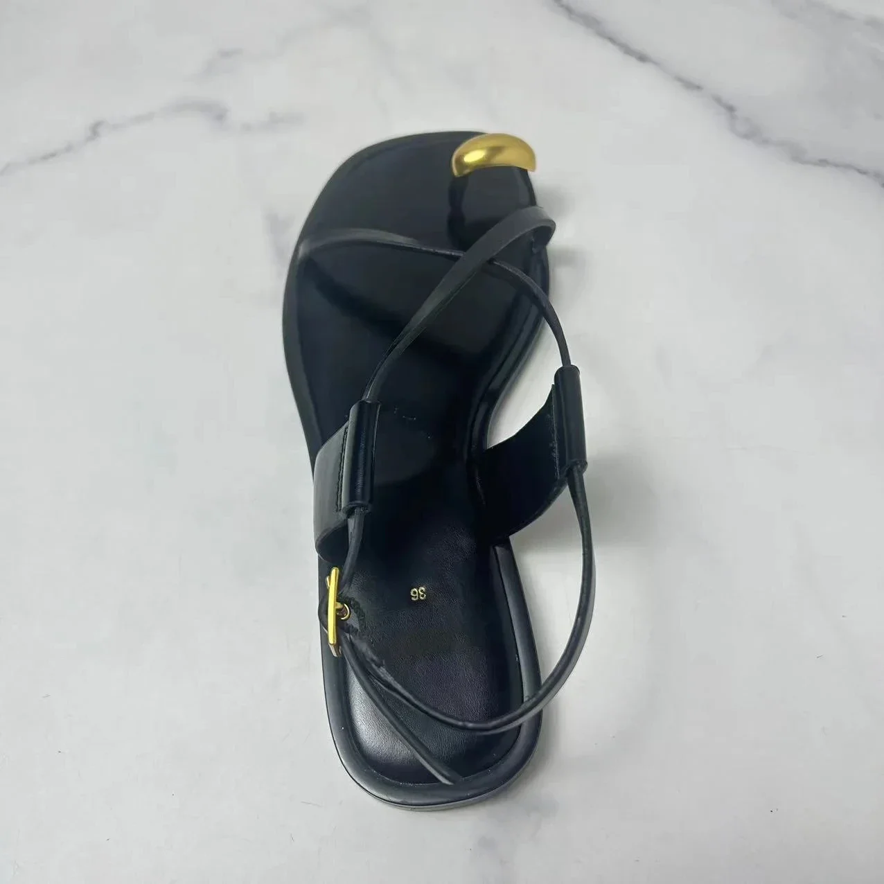 Sandales plates Traf portées pour un look décontracté